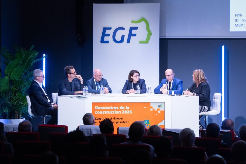 Les six intervenants du débat, assis à la tribune devant le logo EGF, face au public des Rencontres de la construction 2026.